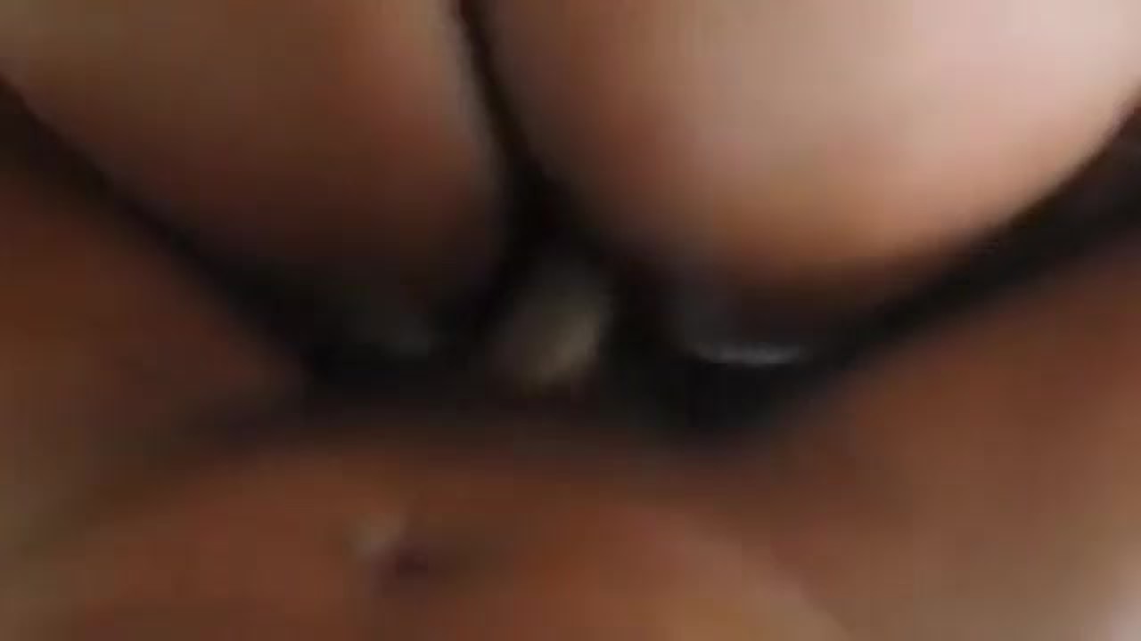 Толстая мулатка играет со своими дырочками перед камерой частная порнуха